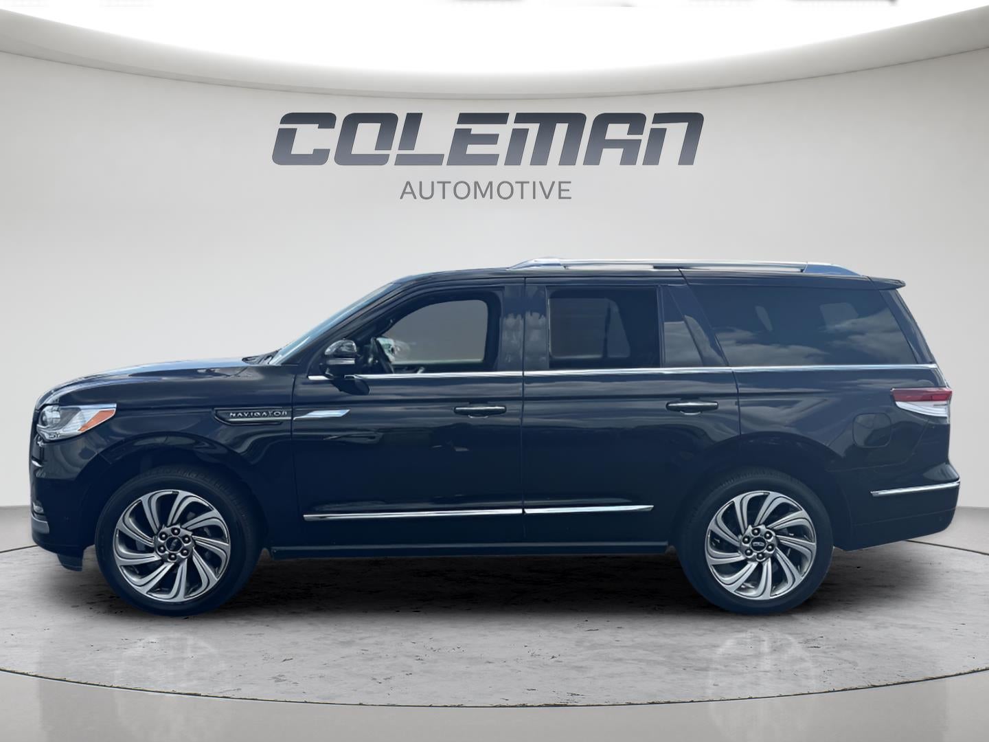 2022 Lincoln Navigator — side profile view
